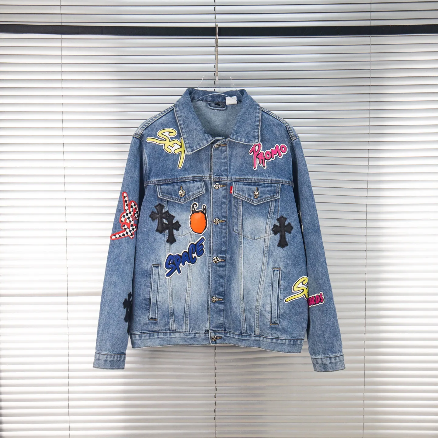 P320 ChromeHearts/Cro Hearts Cartoon Letter Chapter Cross Patchwork Leather Denim Jacket If you are obsessed with ChromeHearts, you can check it out. The same style for celebrities. Chrome Hearts is a very representative shirt jacket. The upper body of both men and women is really amazing, and it is the same style as Yu Shuxin and Angelababy! Recommended loose style for girls, super sweet! As soon as you go out, you will turn heads‼ ️This jacket really closes your eyes. Style number: 1857# (same style pants are available) Color: light blue Size: S M L XL